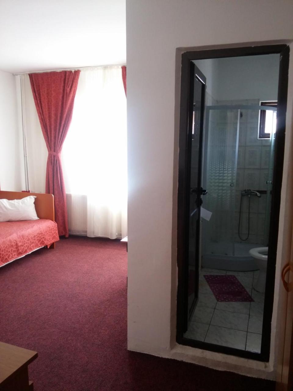 Riviera Valceana Bed & Breakfast Ramnicu Valcea Luaran gambar