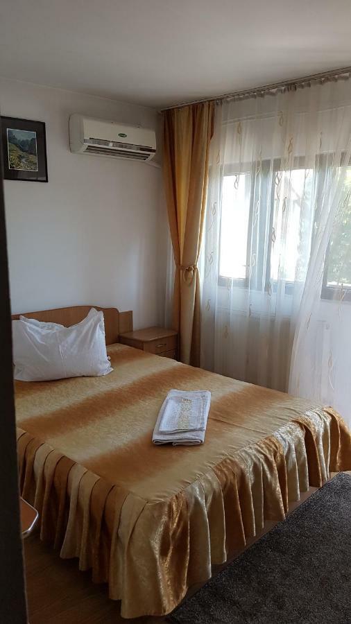 Riviera Valceana Bed & Breakfast Ramnicu Valcea Luaran gambar